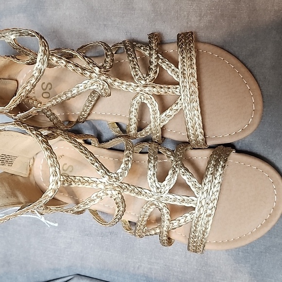 SO sandals girls. Gold Size 5 - Picture 5 of 7